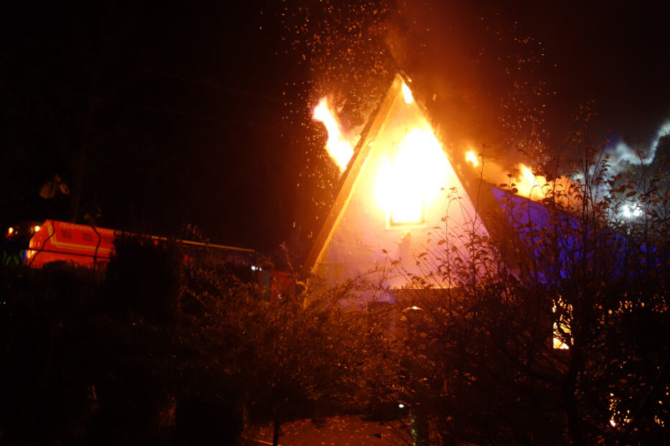 Der Dachstuhl steht lichterloh in Flammen.
