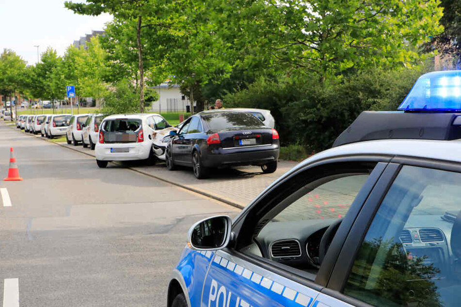 Der Audi rammte zwei am rechten Straßenrand abgestellten Lieferwagen eines größeren Chemnitzer Pizza-Lieferdienstes.