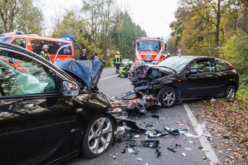 Der junge Autofahrer prallte frontal gegen das andere Auto.