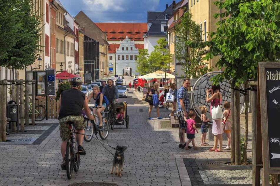 In den kleinen Gassen in Freiberg laden zahlreiche Geschäfte zum Bummeln ein, in diesem Jahr sogar an fünf Sonntagen.