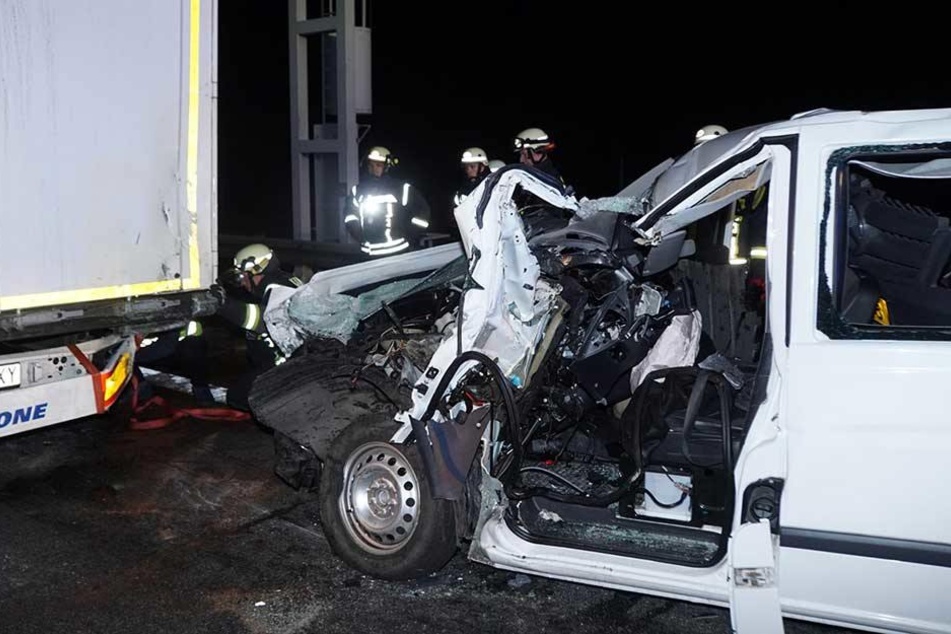Der Mercedes Transporter knallte in das Heck des Sattelzugs.