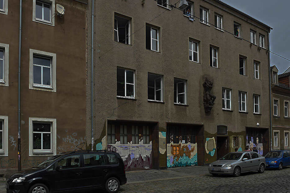 In der Katharinenstraße wurde der 28-Jährige von mehreren Männern angegriffen.