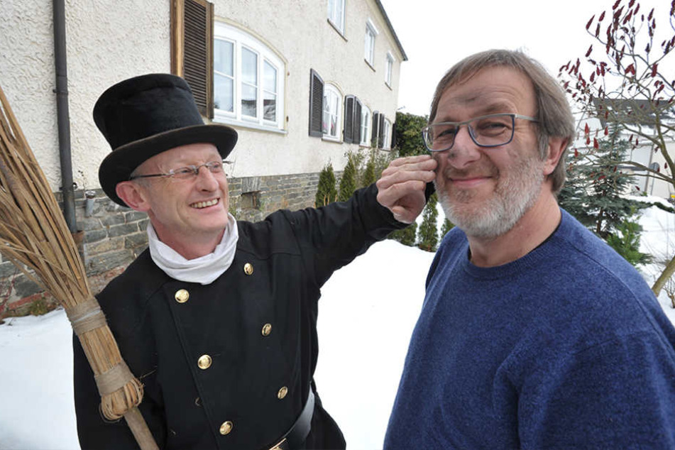 Bei Schornsteinfeger Michael Wünsche (45) fand TAG24-Redakteur Bernd Rippert (56) Glück.