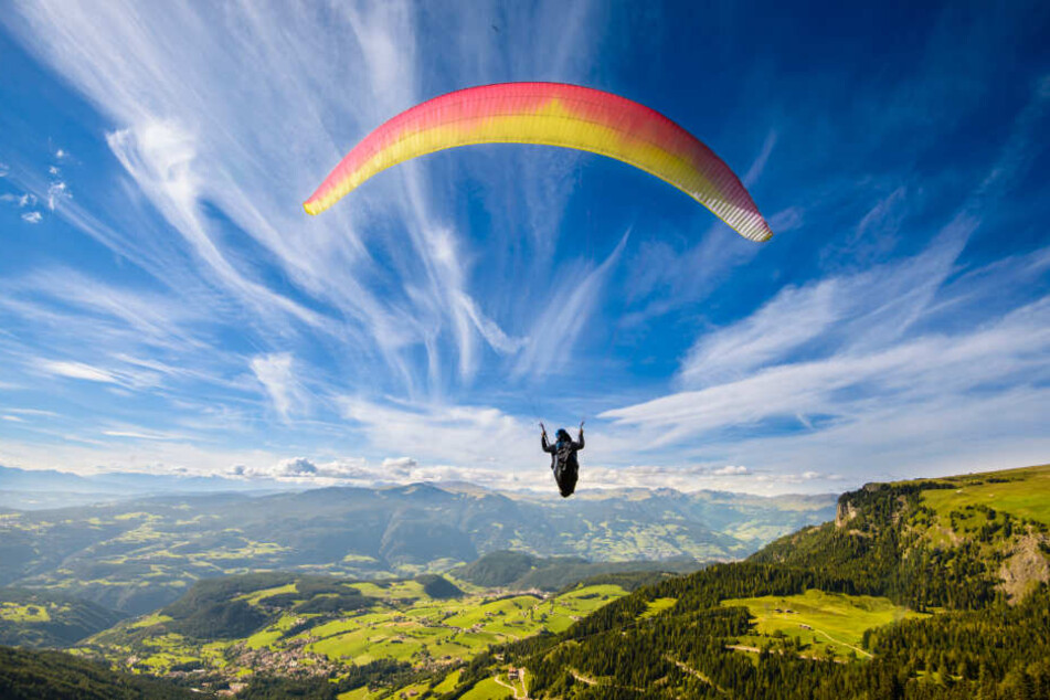 Nachdem eine Frau sah, wie der Gleitschirmspringer ins Trudeln geraden war, fehlte von der Person jede Spur. (Symbolbild)