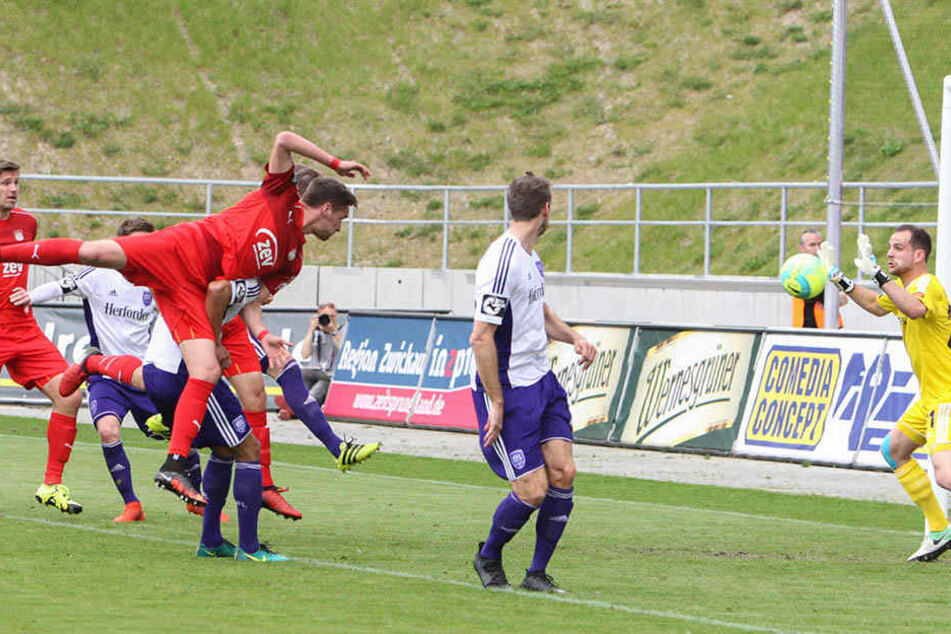 Keine Chance für den Osnabrücker Torhüter Marius Gersbeck beim 1:0 für den FSV.
