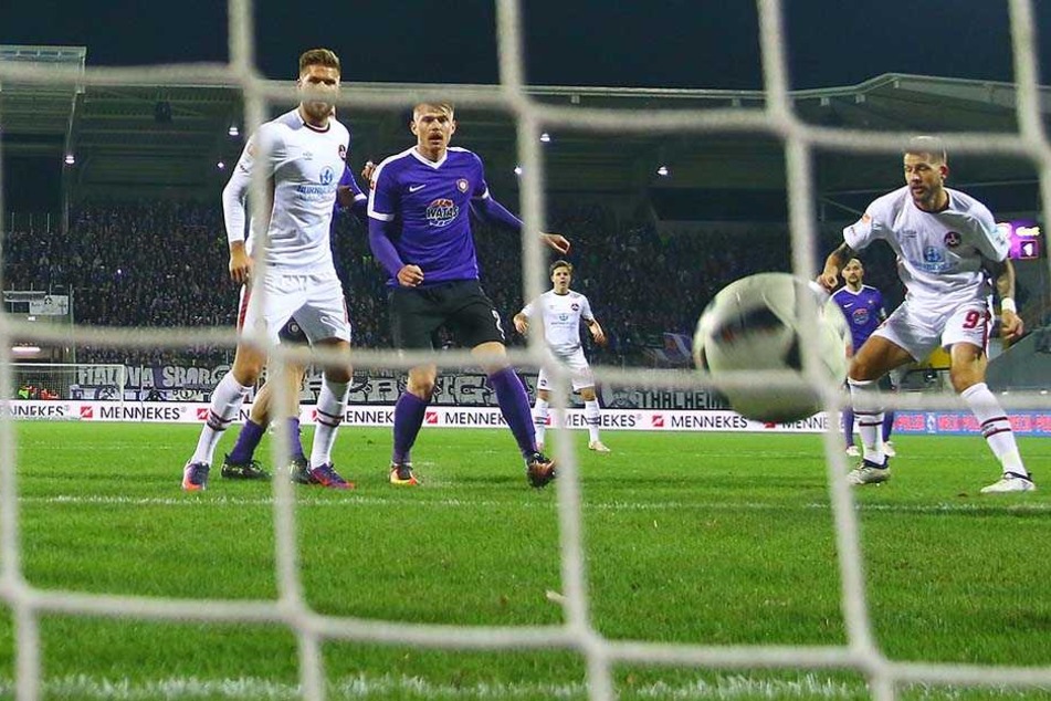 Der Ball schlägt im Auer Tor ein. Mit 25 Gegentoren ist Aue die Schießbude der Liga.