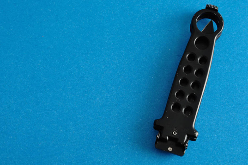 Das Mädchen hat das falsche Butterflymesser an einem Stock befestigt und ist damit zum Rektor gegangen. (Symbolbild)