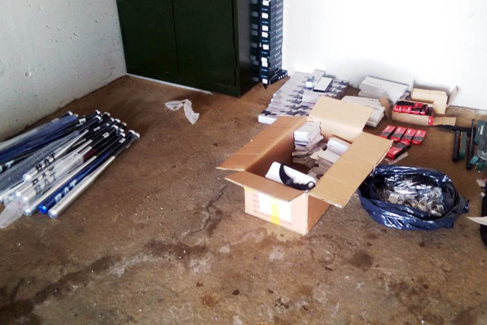 Aluminium-Baseballschläger, gefälschte Markenware und Macheten waren unter anderem in den Transporter gelagert.