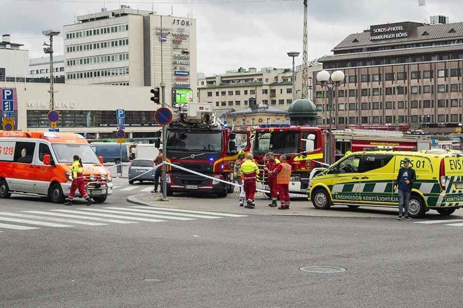 Rettungskräfte stehen auf dem Marktplatz in Turku (Finnland). Die Polizei hat auf einen Messerangreifer geschossen, der zuvor mehrere Menschen verletzt hatte.