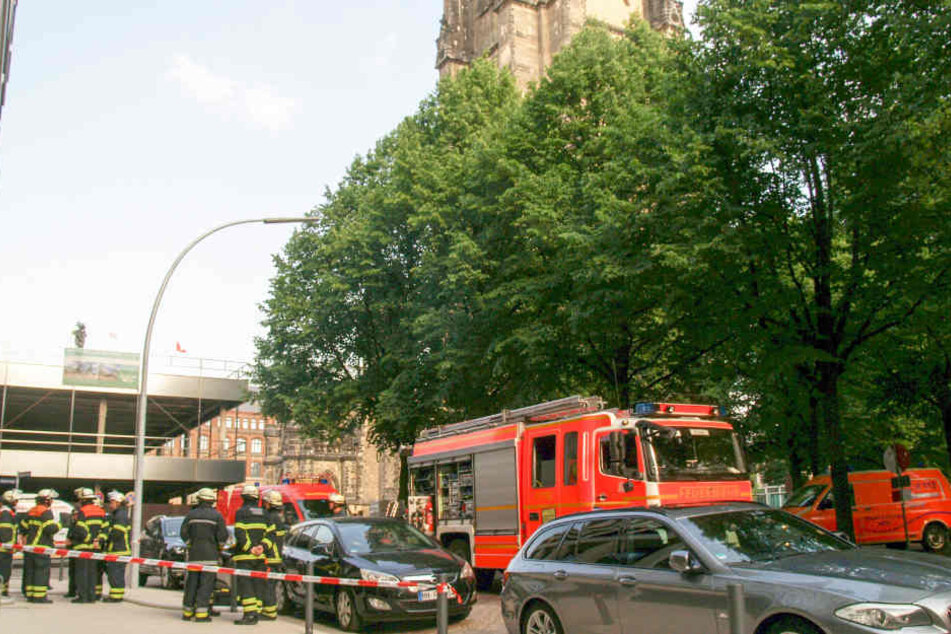 Die Feuerwehr Hamburg war stundenlang am Bürogebäude am Hopfenmarkt im Einsatz.