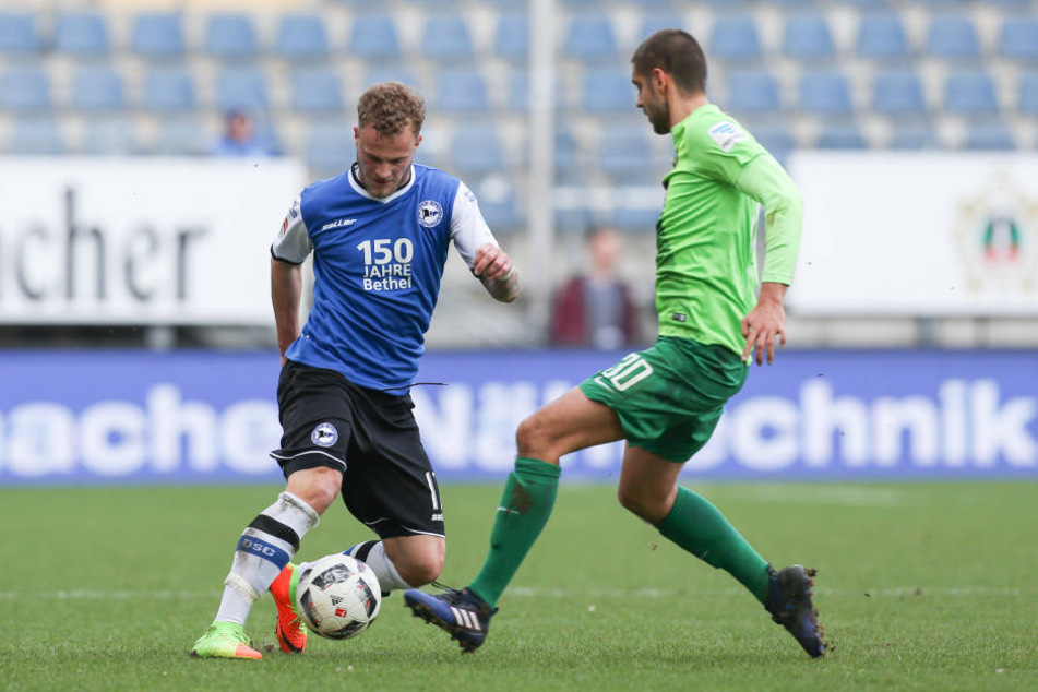 Christoph Hemlein (links) im Kampf um den Ball mit Dimitrij Nazarov (rechts) von Aue.