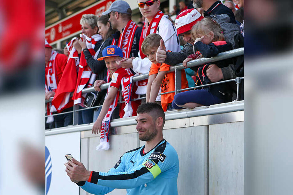 Nach dem Münster-Spiel machte Johannes Brinkies mit den Fans Selfies, trug dabei die Kapitänsbinde. Gut möglich, dass er das in der kommenden Saison immer tut.