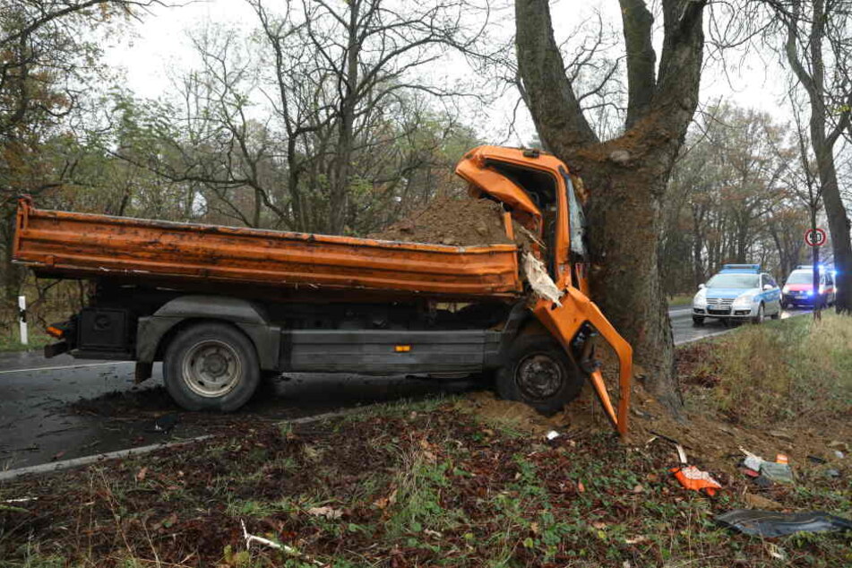 Der Transporter krachte frontal gegen den Baum.