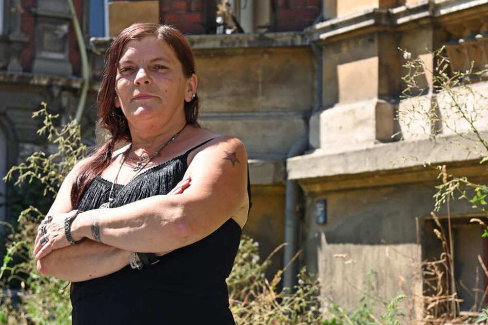 Die Noch-Stadträtin Ramona Gehring steht vor ihrem Haus in Zittau.