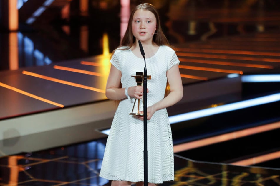 Die "Goldene Kamera" in den Händen: Greta Thunberg am Samstagabend.