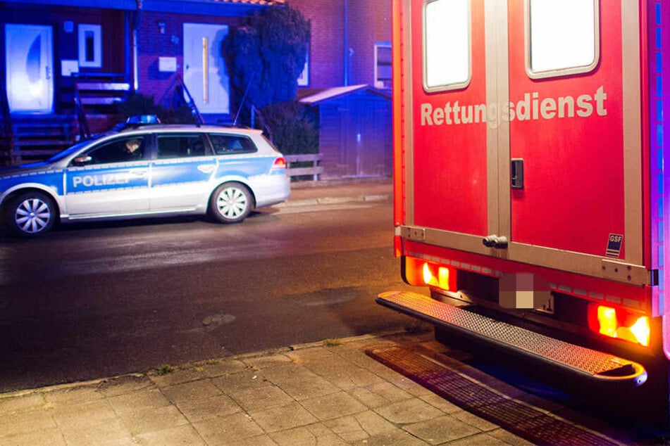 Die Polizei nahm den 44-Jährigen vorläufig fest. Sein 42 Jahre altes Opfer musste in einem Krankenhaus notoperiert werden. (Symbolbild)