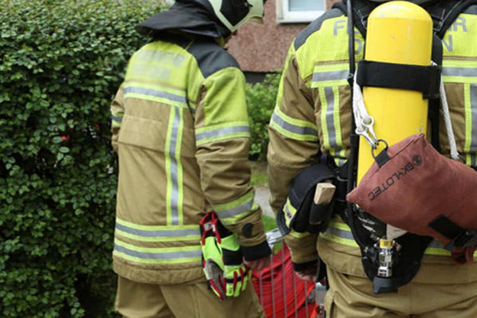 Als die Feuerwehr eintraf, war das Sofa schon fast wieder gelöscht.