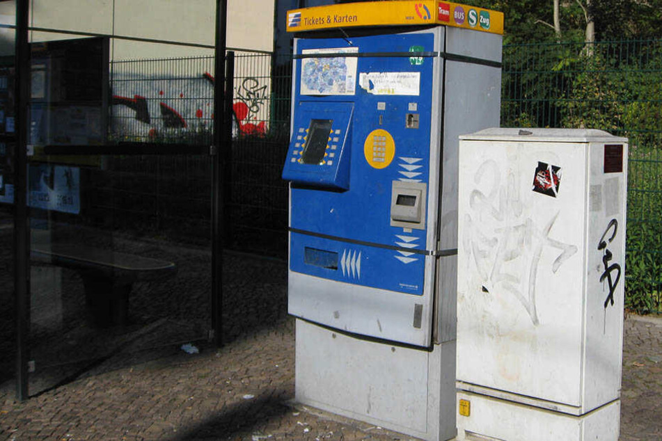 Zwei Männer sprengten in Schleußig einen Fahrkartenautomat und flüchteten mit der Geldkassette für Banknoten (Symbolbild).