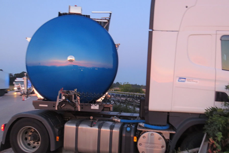 Der Lkw kam von der Fahrspur ab und krachte in die Mittelleitplanke.
