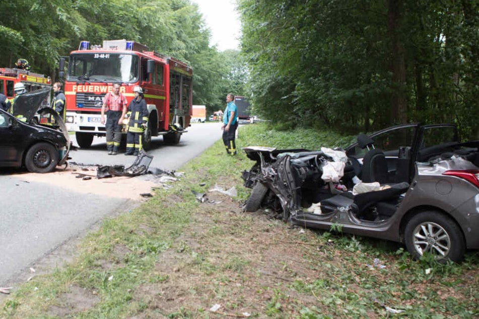 Bei dem Unfall waren zwei Autos und ein Lastwagen beteiligt.