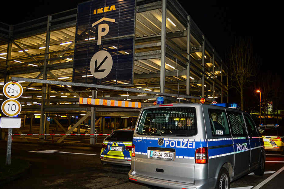 In der ersten Etage des Parkhauses wurde ein herrenloser Koffer gesichtet.
