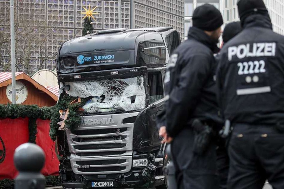 Polizisten stehen vor dem Laster, der auf den Weihnachtsmarkt gerast war.