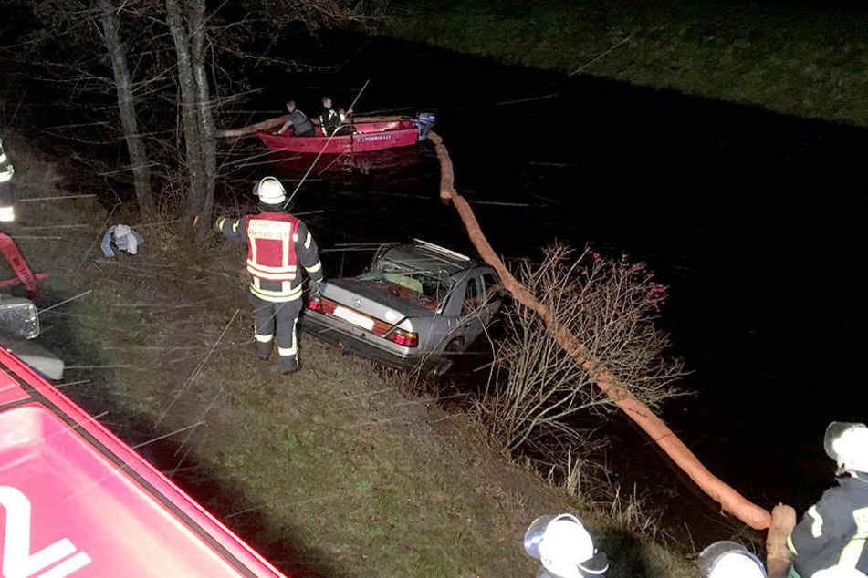 Die Feuerwehr legte vorsorglich Ölsperren in dem Kanal aus.