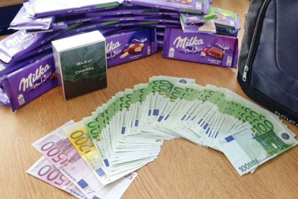 Bargeld und Schokolade liegen bei der Bundespolizei auf einem Tisch. Ein Zugbegleiter hatte im ICE von Dortmund nach München einen Rucksack mit wertvollem Inhalt gefunden.
