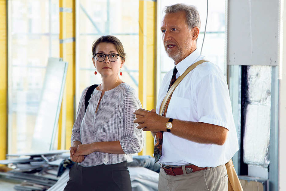 Kulturbürgermeisterin Annekatrin Klepsch (39, Linke) und Bibo-Chef Arend Flemming (57)
besichtigten die Baustelle im Kulti.