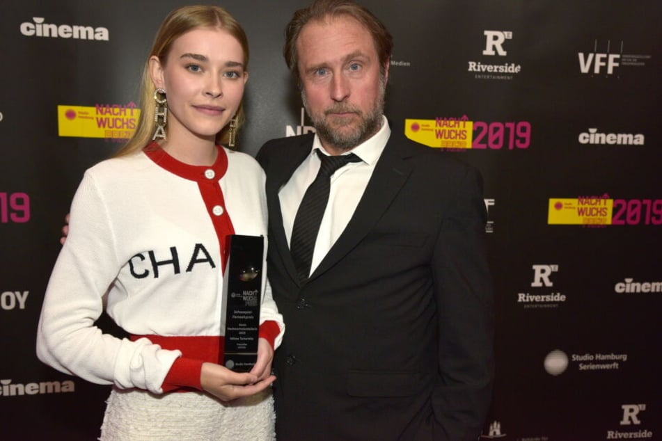 Milena Tscharntke (links, Beste Nachwuchsdarstellerin) mit "Pate" Bjarne Mädel.