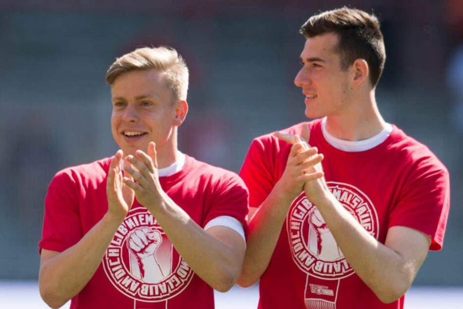 Leannard Maloney (l) und Lennard Moser (r) laufen nach dem Spiel gegen Heidenheim über das Spielfeld.