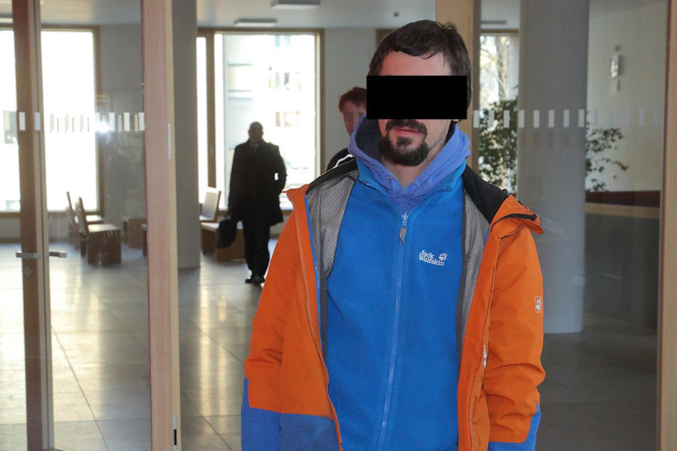 Philipp U. (27) wurde von der Polizei zum Prozess gebracht.
