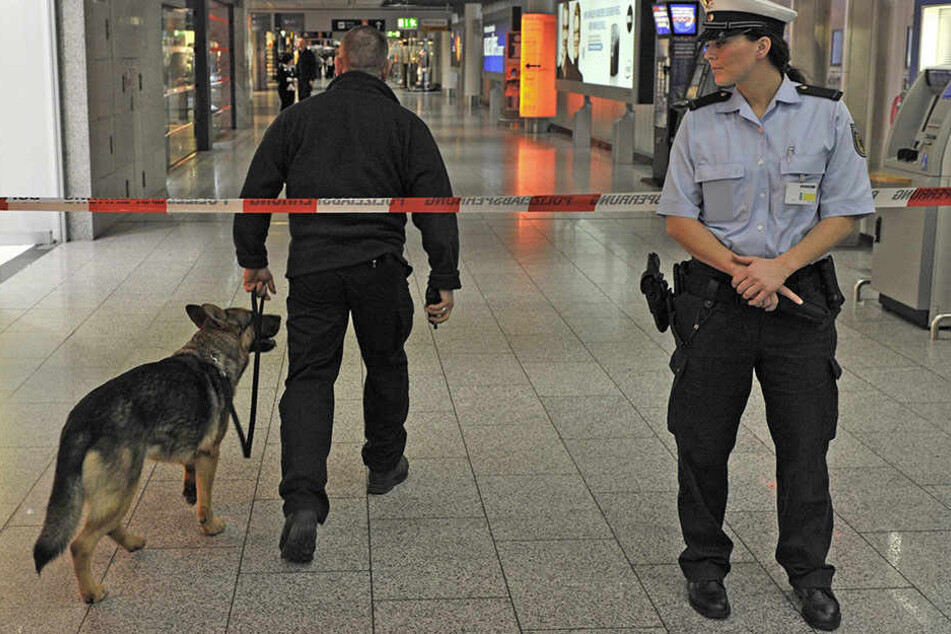 Die Beamten räumen den Flughafen, um das Gepäckstück zu untersuchen. (Symbolbild)