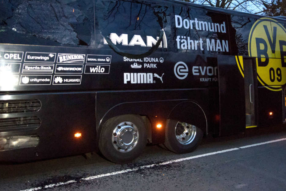 Der demolierte Mannschaftsbus nach dem Anschlag. (Archivbild)