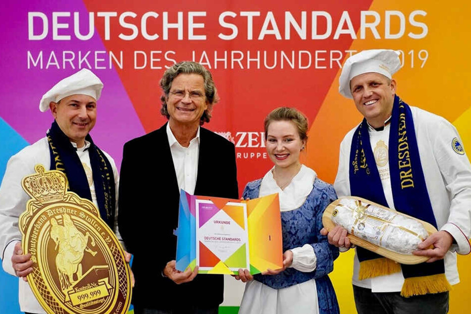 Eine Marke des Jahrhunderts: Stollen-Repräsentanten Rico Uhlig (l.) und René Krause (r.) mit Publizist Florian Langenscheidt und Stollenmädchen Lina Trepte.