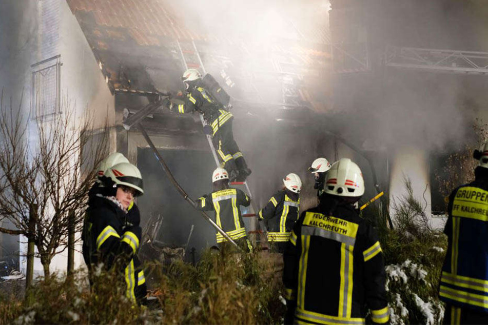 Ein Mehrfamilienhaus in Heroldsberg ging am Mittwochmorgen in Flammen auf.