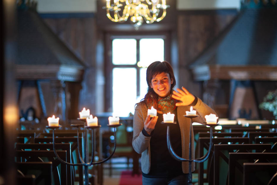 Romy Fritzsche (33) sorgt für stimmungsvolle Beleuchtung im Rittersaal von Schloss Schlettau, in dem Zauber-Peter auftreten wird.
