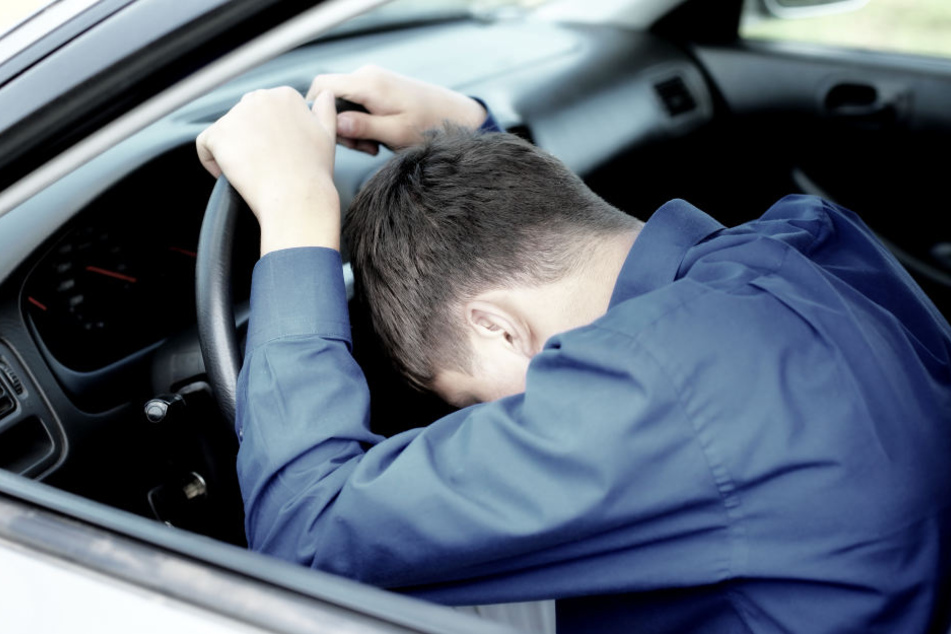 Der Mann schlief in seinem Auto tief und fest. (Symbolbild)