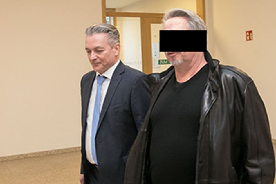 Millionen-Betrüger Rolf W. (59) auf dem Weg in den Gerichtssaal.