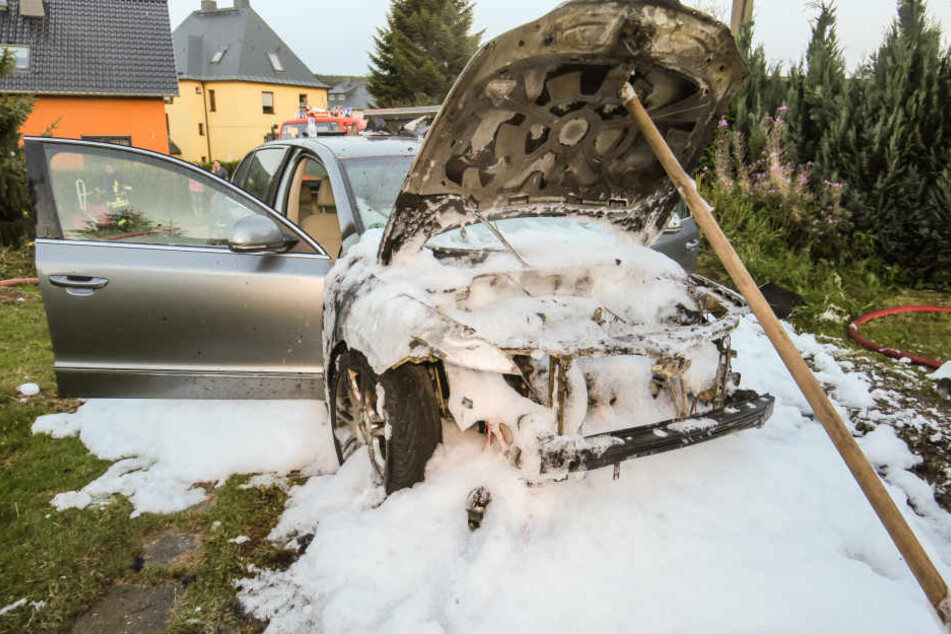 Die Feuerwehr löschte den Skoda mit Schaum, um alle Glutnester zu erwischen.