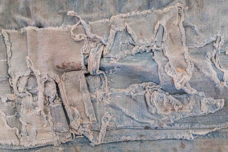 Eine zerrissene Jeans von 1920. Zu sehen in Bonn in der Ausstellung "California Dreams".