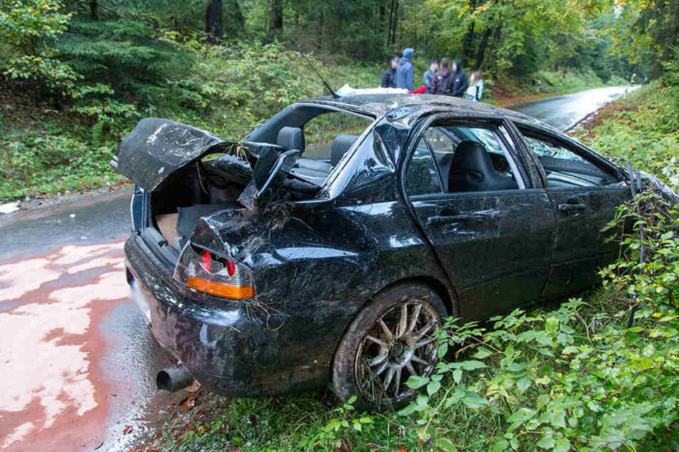 Nach dem sich der Mitsubishi mehrfach überschlagen hatte, kam er auf der Straße zum Stehen.