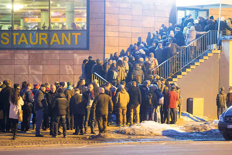 Fast 600 Chemnitzer wollten die Linken-Chefin sehen, nur 400 fanden
Platz.