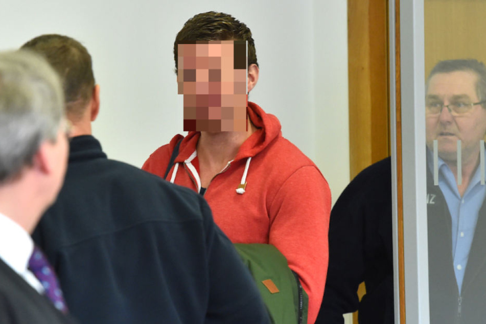 NPD-Politiker Maik Schneider (Mitte) beim Betreten des Verhandlungssaales im November 2016.