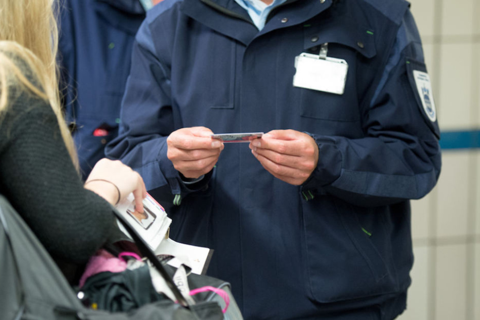 Die Ticket-Preller müssen fast immer mit den Kontrolleuren an der nächsten Haltestelle aussteigen.