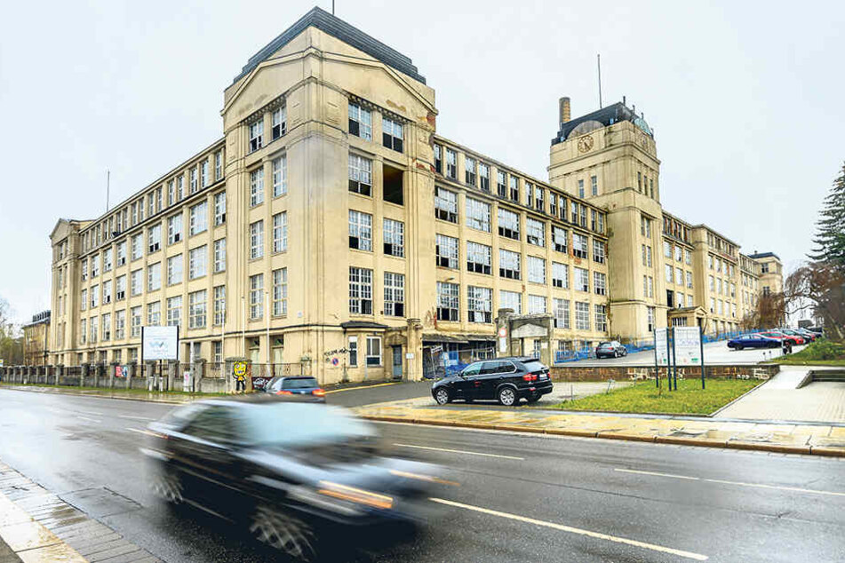 Weil sich der Besitzer aus Berlin nur unzureichend um das Kulturdenkmal in der Zwickauer Straße kümmert, verfallen die Wanderer-Werke immer mehr. Zuletzt schaltete sich die Stadt ein und forderte die Sicherung des Dachs.