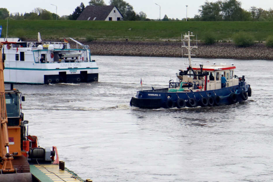 Der Schlepper rettete den hilflosen Mann aus der Elbe.