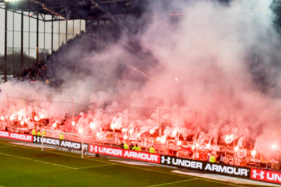 St.-Pauli-Fans brennen in der Südkurve Pyro-Technik ab.