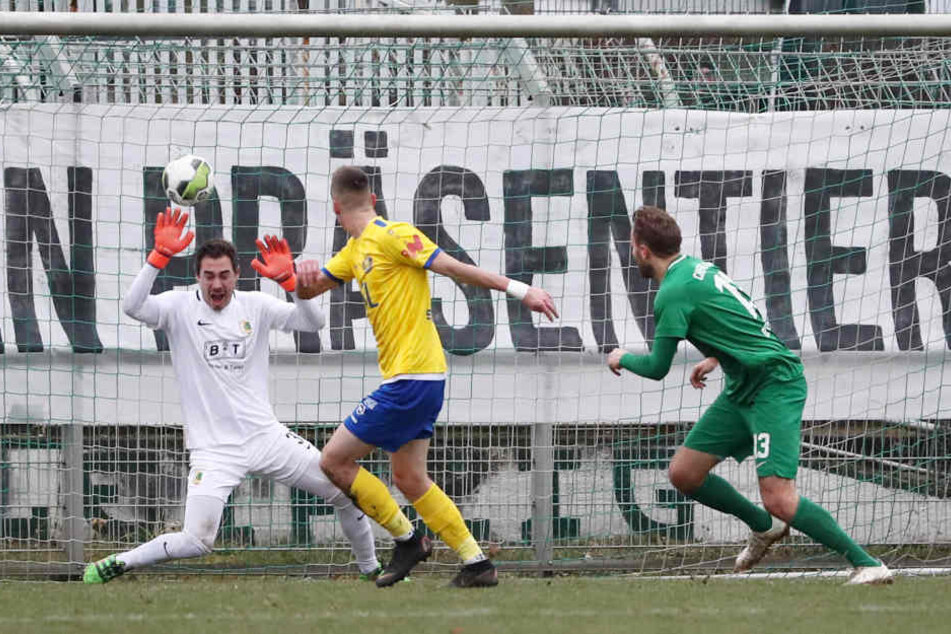 Das 1:0: Nach einer Hereingabe von links hält Steinborn (M.) den linken Fuß hin und überwindet Julien Latendresse-Levesque im Leutzscher Tor.