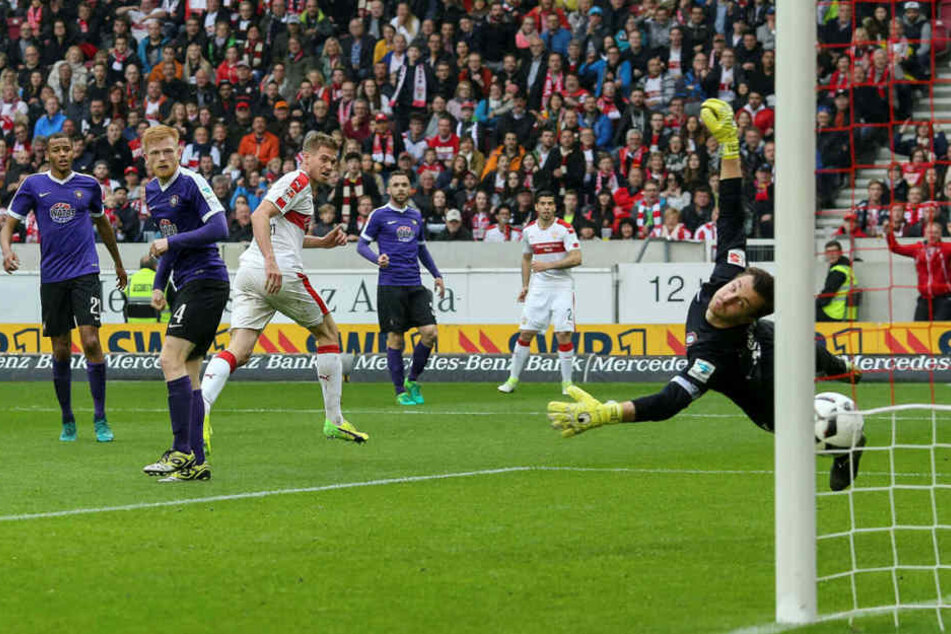Da können die Auer Verteidiger nur hinterherschauen, als Simon Terodde das Tor zum zwischenzeitlichen 2:0 machte.